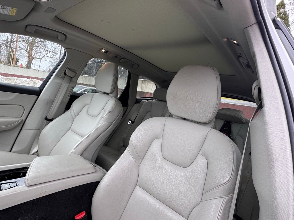 2021 Volvo XC60 T6 Momentum